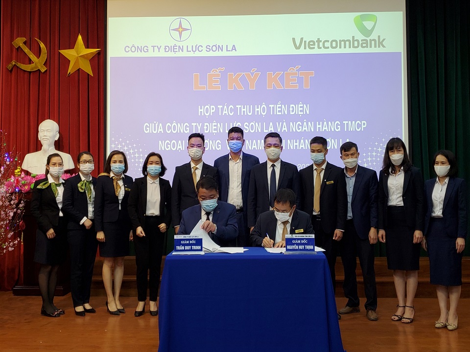Tin truyền hình: Ký kết hợp tác thu hộ tiền điện giữa PC Sơn La và Vietcombank Sơn La
